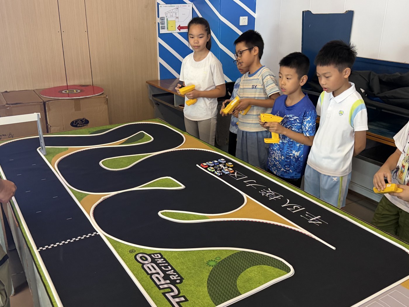 青少年车辆模型操作实践